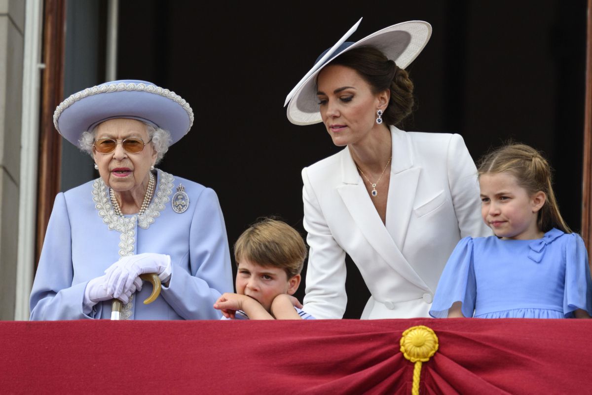 A királyi család a Trooping the Colour elnevezésű parádét az erkélyről figyelte/ fotó: Northfoto