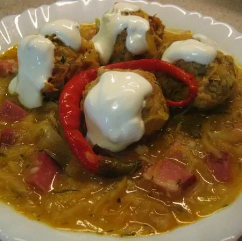 Kapros káposzta húsgombóccal és füstölt hússal recept