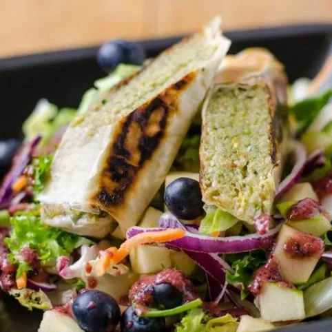 Camembert-krémmel töltött rétes áfonyás salátával recept