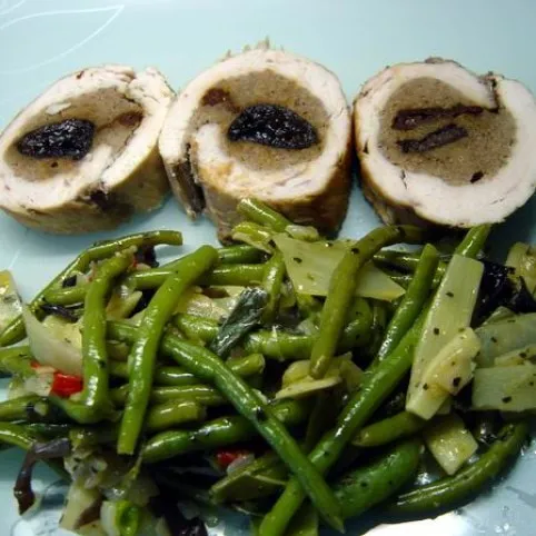 Pulykarolád gesztenyével, aszalt paradicsommal és aszalt szilvával töltve recept