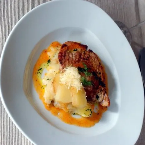 Vajas párolt hús besameles burgonyával recept