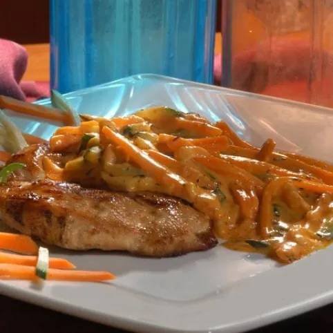 Csirkemell tejszínes zöldségraguval recept