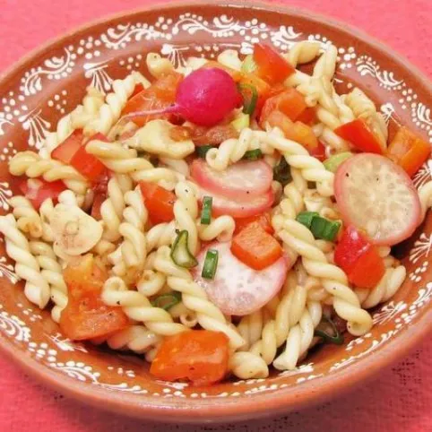 Zöldséges tésztasaláta retekkel recept