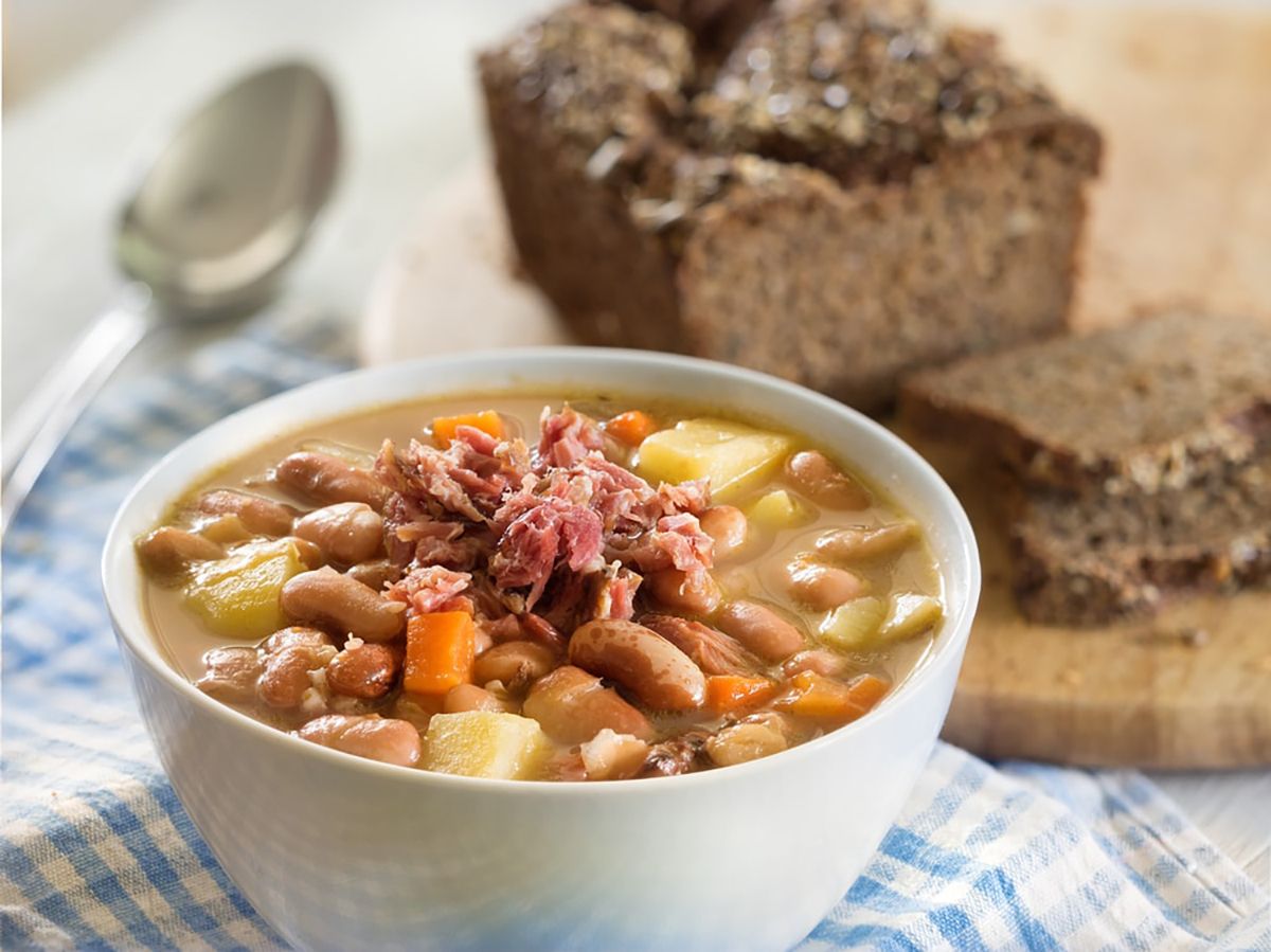 A zöldpaprika szuperül kihozza a bab ízét a levesben! 