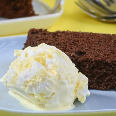 Kakaós piskóta madártej jégkrémmel recept