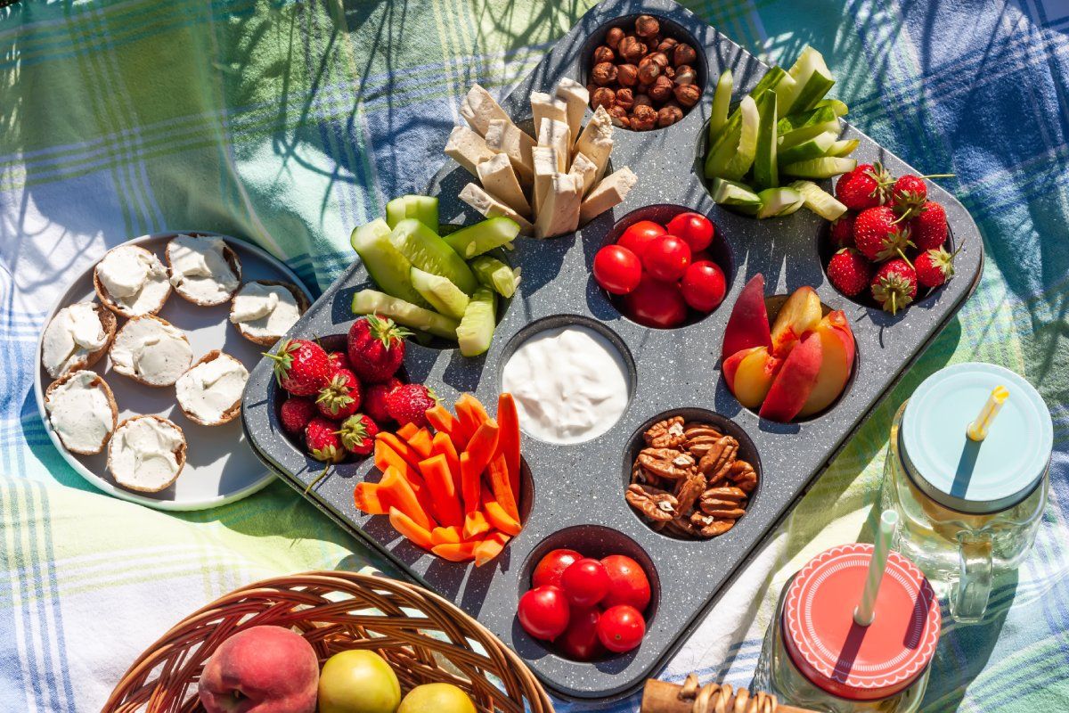 Nemcsak praktikus muffinsütőben tálalni a vendégváró falatokat, de nagyon guszta is! / Fotó: Shutterstock