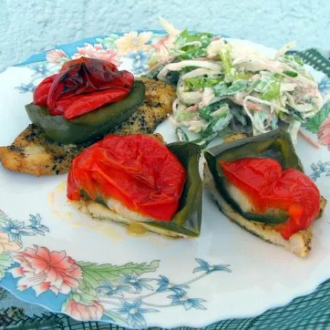 Mozzarellás-paprikás csirkemell joghurtos salátával recept