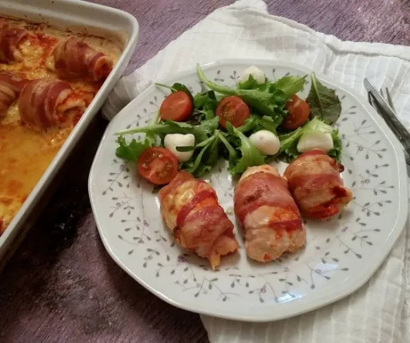 Sajttal töltött göngyölt csirke recept