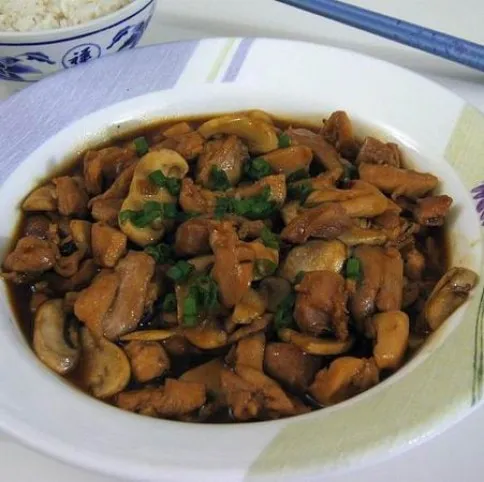 Kínai dobva-rázva sült csirke gombával és bambusszal  recept