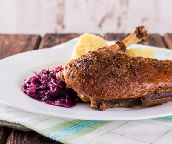 Párolt lilakáposztával tálalt kacsacomb recept