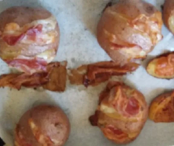 Héjában sült szalonnás-sajtos krumpli recept