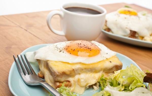 Tartalmas reggeli is lehet a croque madame friss salátával