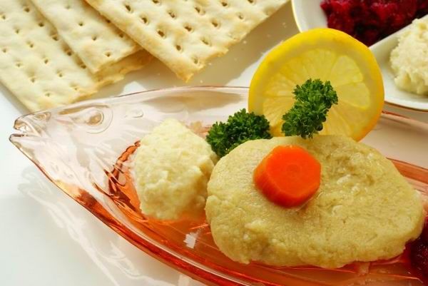 A gefilte fish szó szerint töltött halat jelent, ma már jórészt csak a tölteléket, vagyis a halgombócokat jelenti sok sárgarépával