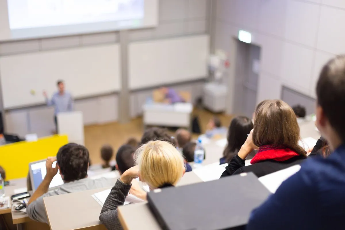 Ha érettségi után továbbtanul a gyerek, az eltartottak számába beleszámít, így a testvérek után magasabb családi pótlék jár/ Fotó: Shutterstock