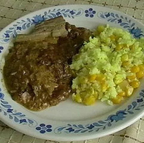 Kakukkfüves karaj kukoricás rizzsel és salátával recept