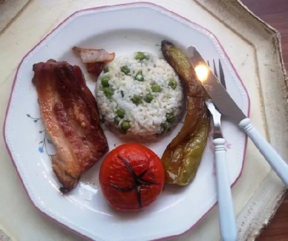 Császárszalonna zöldborsós rizzsel és vele sült zöldségekkel recept