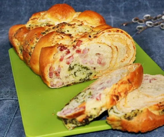 Túrós-sonkás-medvehagymás fonott kalács recept
