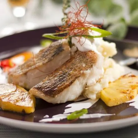 Fogasfilé tormás burgonyapürével és sült ananásszal recept