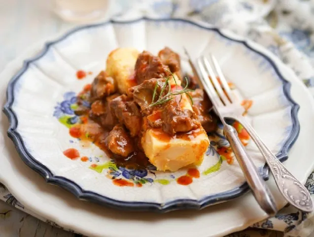 Rozmaringos párolt zúza burgonyás kukoricalepénnyel recept