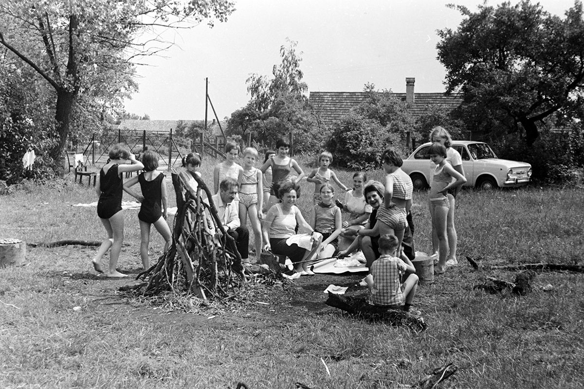 1967 - Gánt, Kőhányáspuszta, szalonnasütés a Fő utcai turistaszállás udvarán /Fotó: Fortepan - Németh Tamás