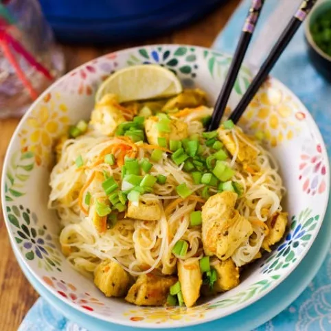 Üvegtészta-saláta thai fűszerezésű csirkemellel recept