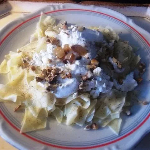 Túrós csusza dióval recept