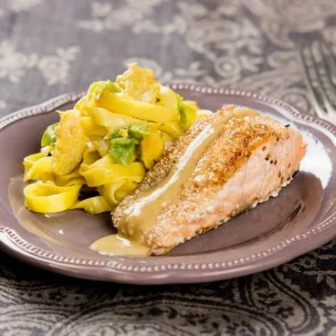 Szezámmagos lazacfilé kelbimbós metélttel  recept