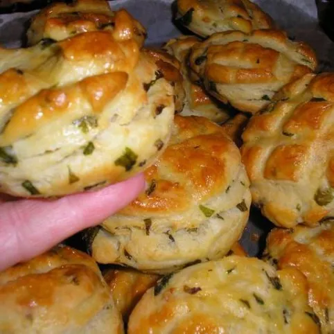 Hajtogatott medvehagymás pogácsa recept