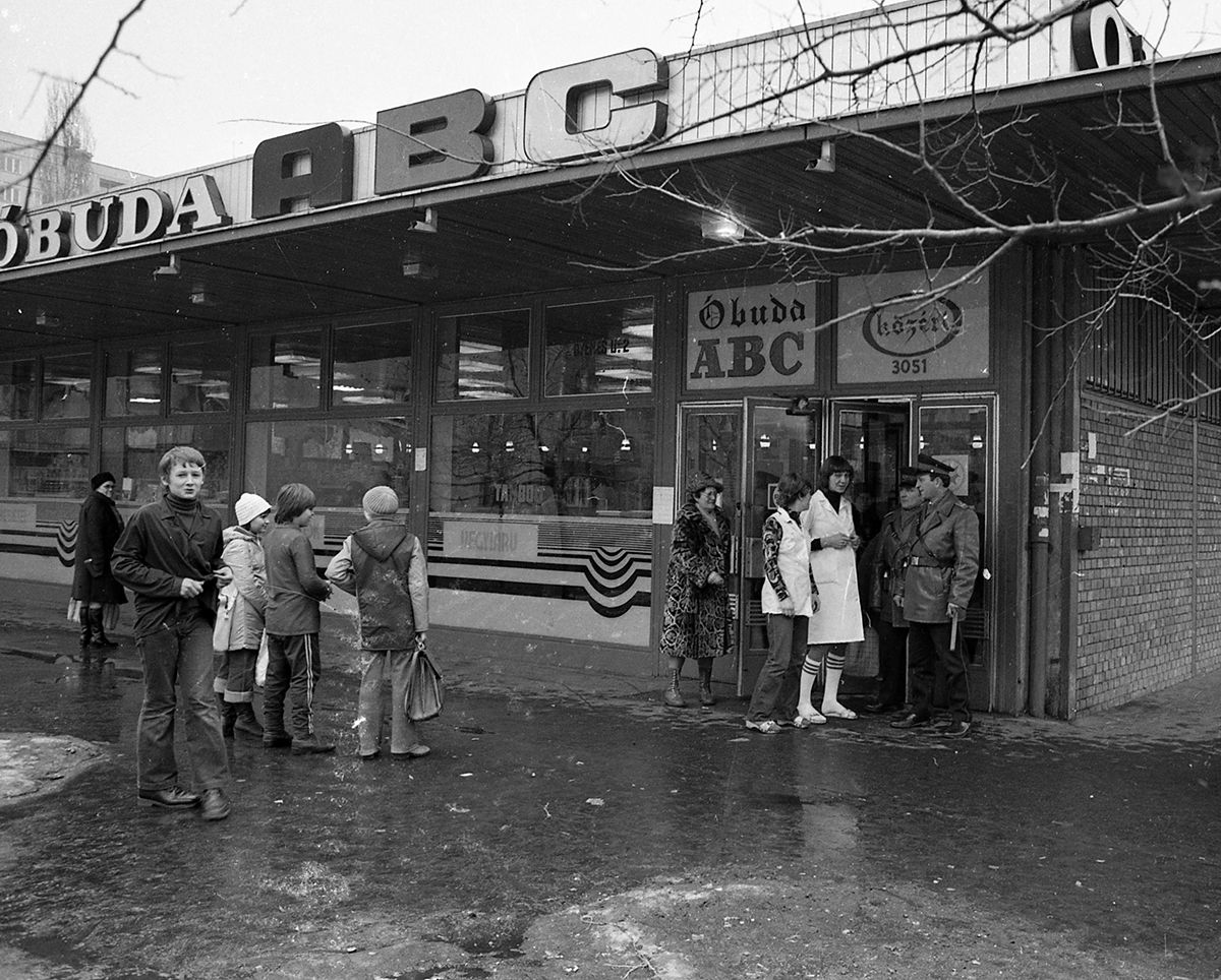 1979 - Budapest, Gyenes utca 2., Óbuda ABC a Zápor utca torkolatánál /Fotó: Fortepan - Magyar Rendőr