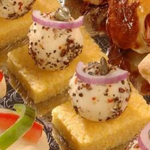 Sajtgolyó puliszkakockán recept