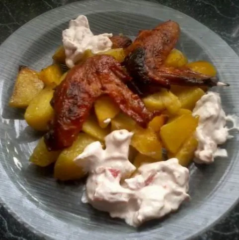 Édes-csípős csirkeszárny pirított burgonyával recept