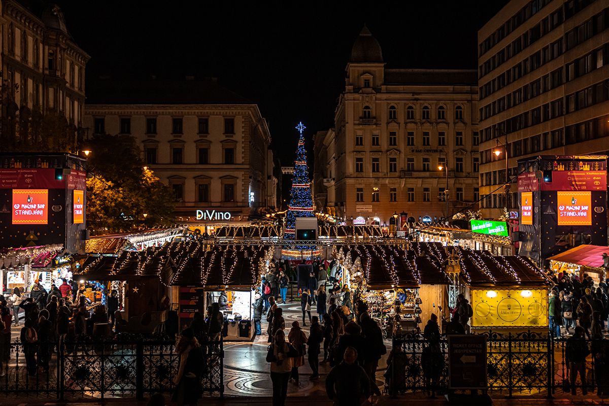 Idén az Advent Bazilika utcazenei produkciói felköltöznek a magasba, a nagyhütte tetejére /Fotó: Advent Bazilika/ Vörösmarty Classic Xmas