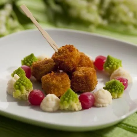 Ropogós pulykakockák vajas karfiollal recept