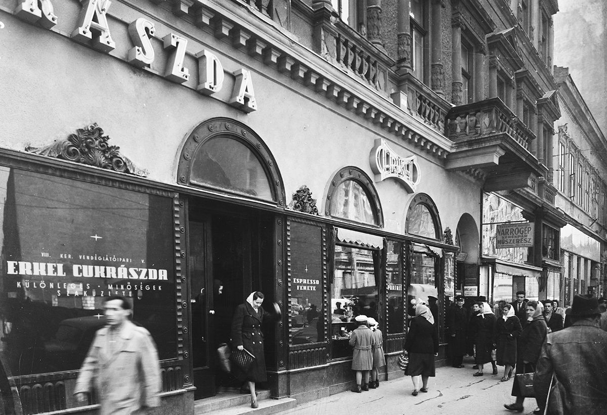 A cukrászda már az ötvenes években is népszerű volt /Fotó: Fortepan - UVATERV