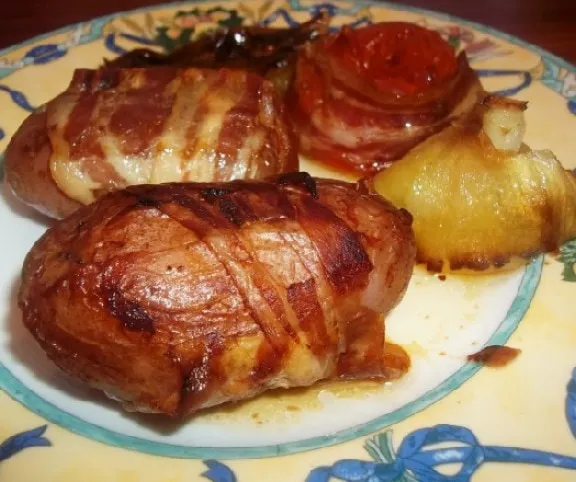 Kéksajttal töltött baconös krumpli sült zöldségekkel recept