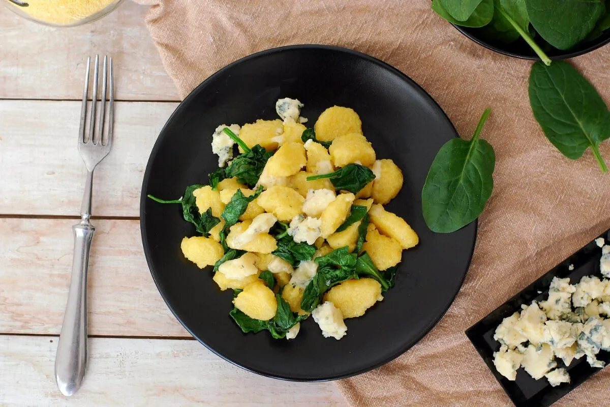 Sajtos spenótos polenta (Shutterstock)