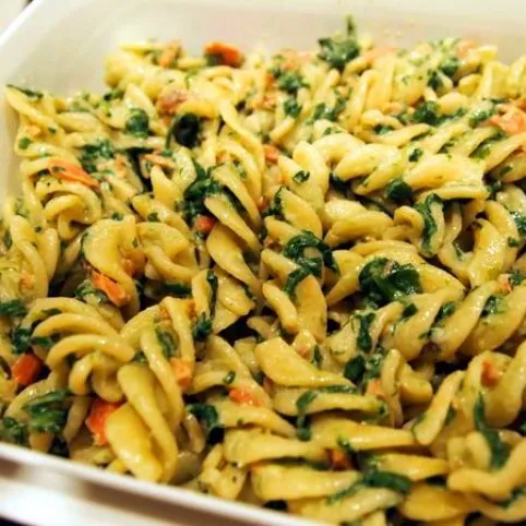 Spenótos-medvehagymás fusilli lazacfalatokkal recept