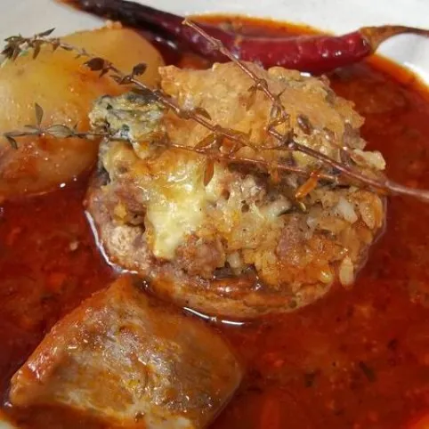 Darált hússal töltött sajtos gombafejek paradicsomszószban recept