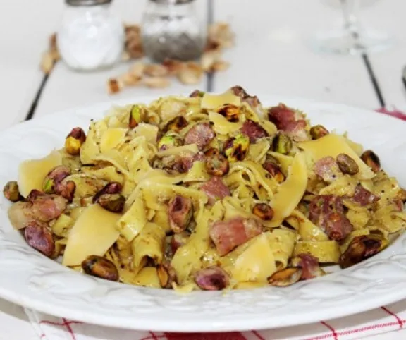 Pisztáciás-szalonnás tészta recept