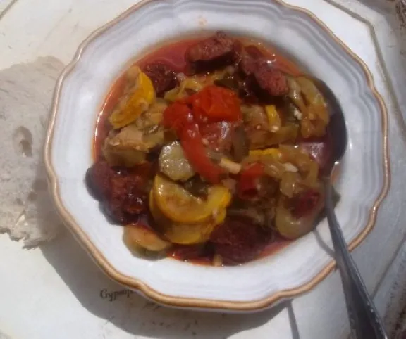 Cukkinipörkölt parasztkolbásszal  recept