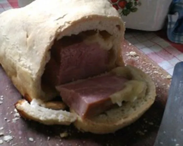 Kenyérben sült sajtos füstölt sonka recept