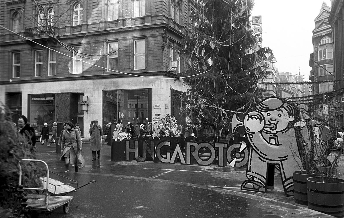 1981 Budapest, Vörösmarty tér, mesefigurákat ábrázoló paravánok, háttérben a Váci utcai Aranykapu karácsonyi ajándékvásár /Fotó: Fortepan - Kriss Géza