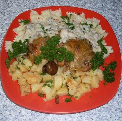 Anyósváró gombás csirke farfalle tésztával és petrezselymes újkrumplival recept