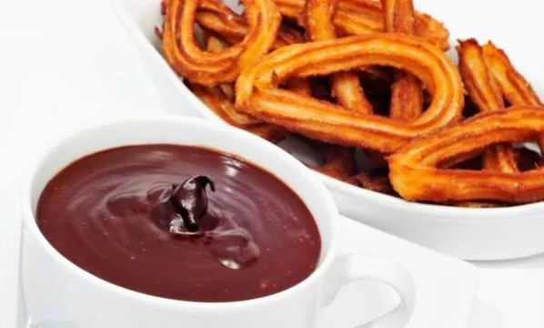 Churros - csokiszószba mártva isteniek ezek a fánk-kukacok