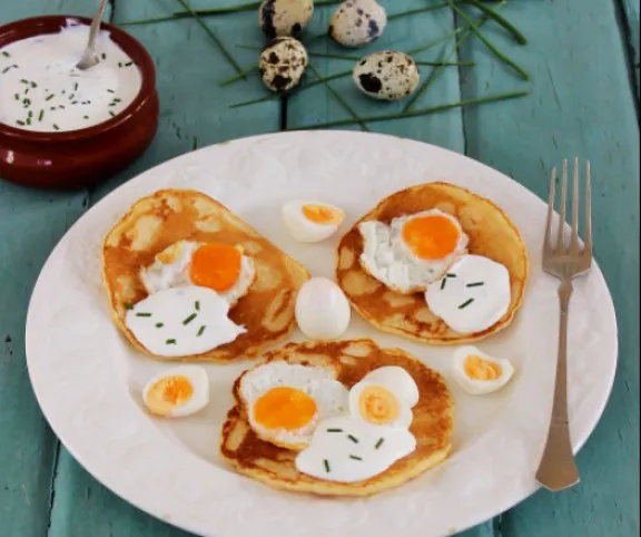 Blini fűszeres tejföllel, fürjtojással recept