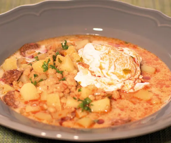 Tarhonyás kolbászleves buggyantott tojással recept