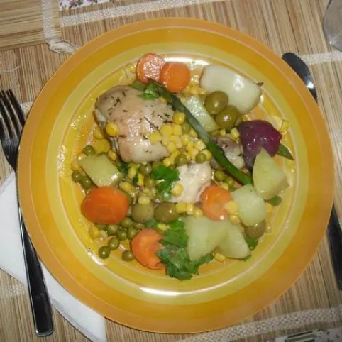 Tavaszi tepsis csirke sok zöldséggel recept