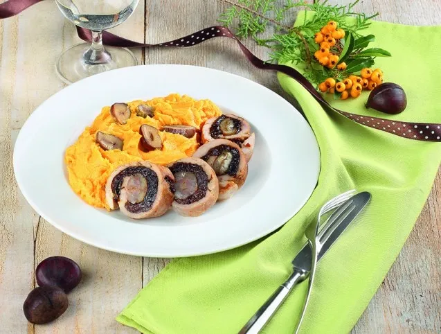 Gesztenyével és aszalt szilvával töltött pulykarolád édesburgonyakrémmel  recept