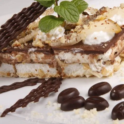 Csokival és tejszínnel rétegezett habcsóktorta recept