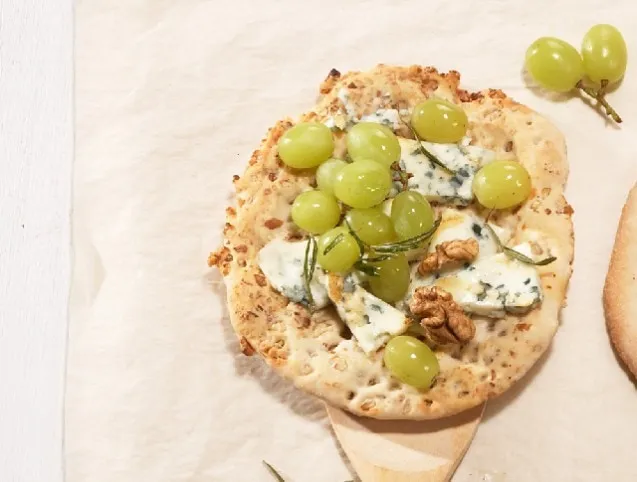 Kéksajtos-szőlős pizza recept